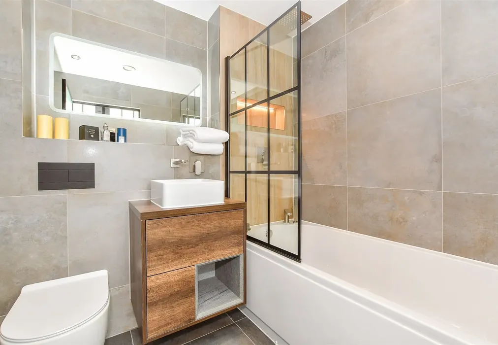 Bathroom - The Carriage House, Grosvenor Road, Tunbridge Wells, Kent - Wards of Kent