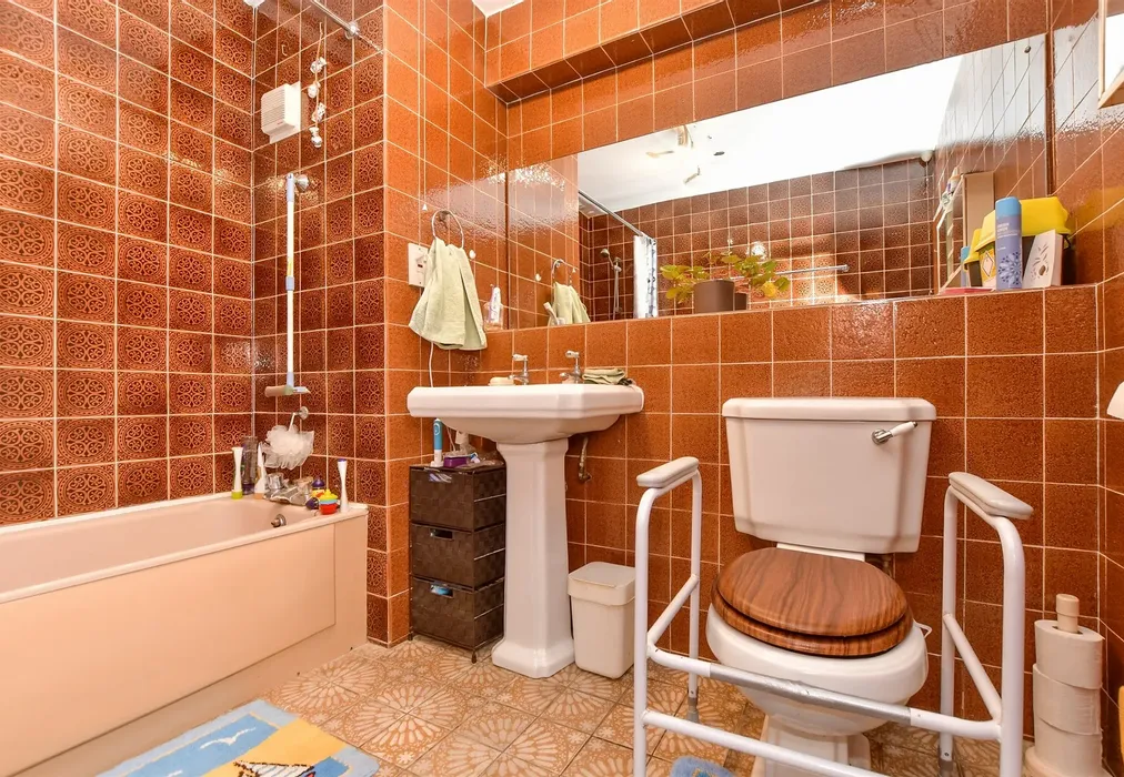 Bathroom - West Terrace, Folkestone, Kent - Wards of Kent