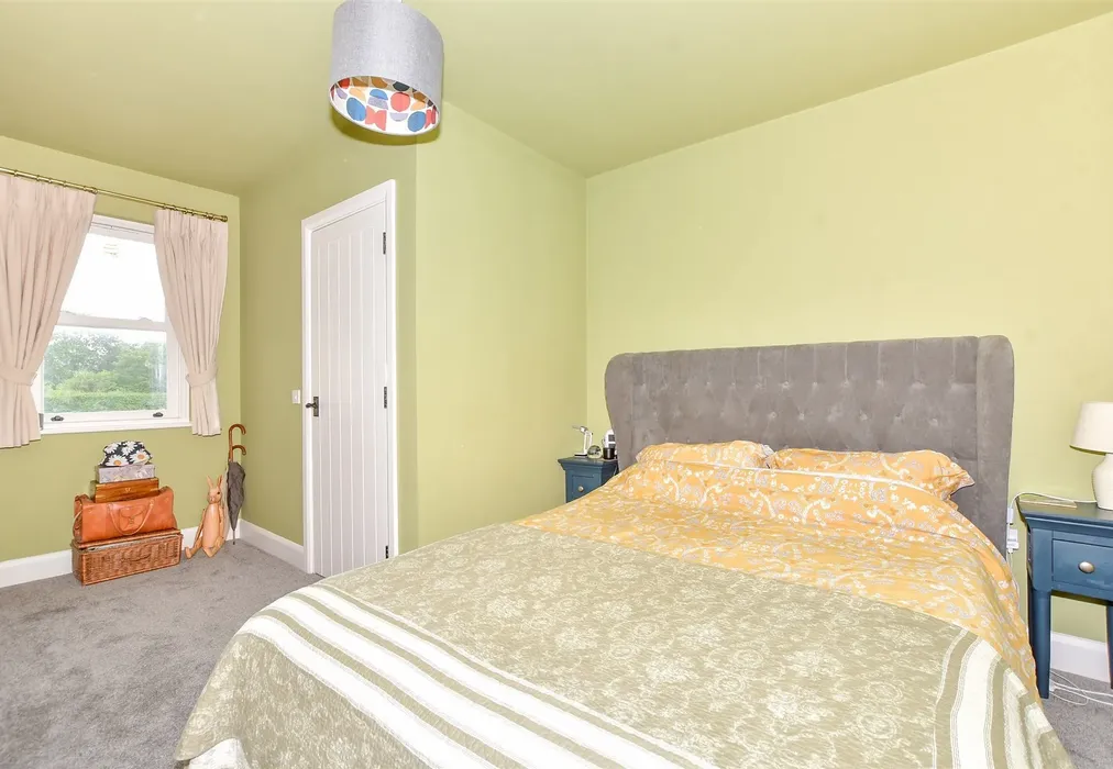 Bedroom 1 - Wheelwrights Close, Arundel, West Sussex - Wards of Kent