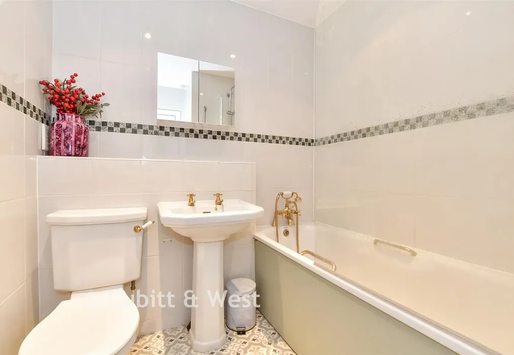 Bathroom - Wheelwrights Close, Arundel, West Sussex - Wards of Kent