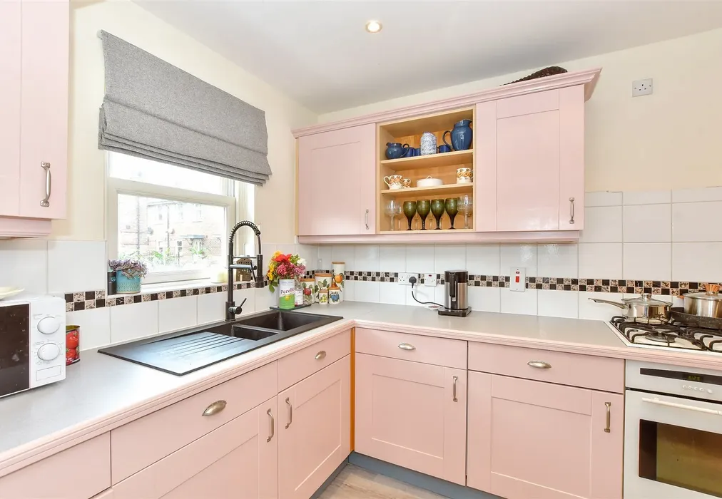Kitchen - Wheelwrights Close, Arundel, West Sussex - Wards of Kent