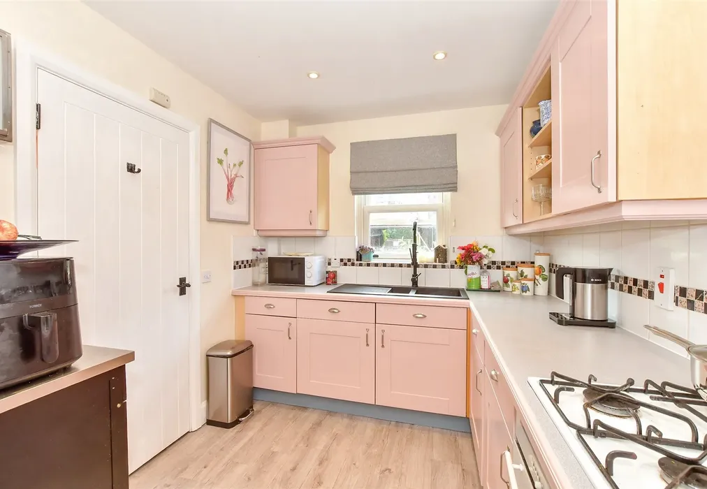Kitchen - Wheelwrights Close, Arundel, West Sussex - Wards of Kent