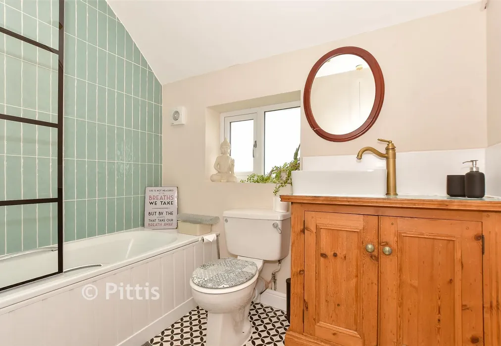 Bathroom - Victoria Road, Freshwater, Isle of Wight - Wards of Kent