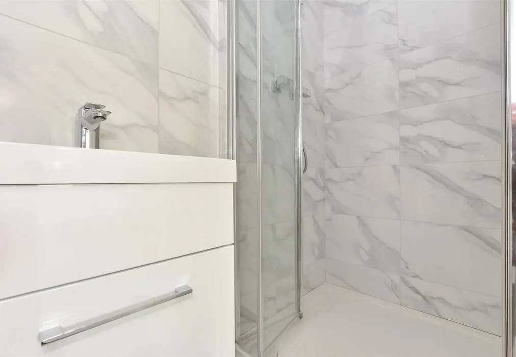 En-Suite - Dynamo Close, High Street, Headcorn, Ashford, Kent - Wards of Kent
