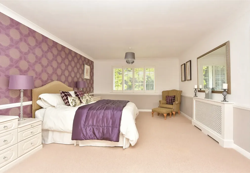Bedroom 1 - Mount Lane, Hartlip, Sittingbourne, Kent - Wards of Kent
