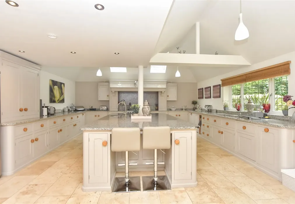 Kitchen - Mount Lane, Hartlip, Sittingbourne, Kent - Wards of Kent