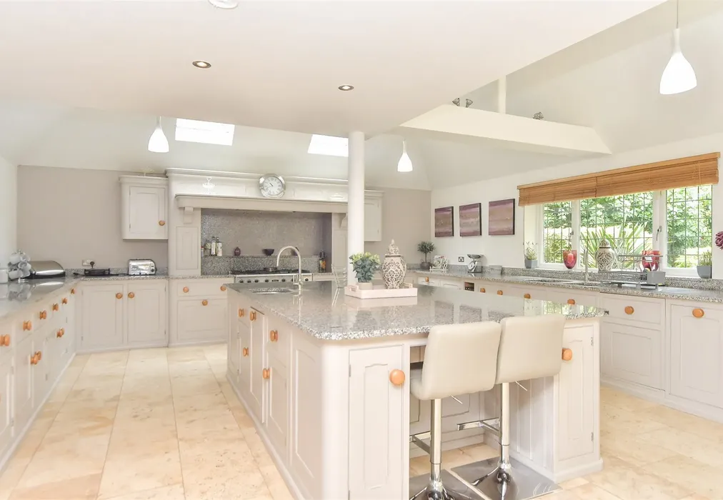 Kitchen - Mount Lane, Hartlip, Sittingbourne, Kent - Wards of Kent