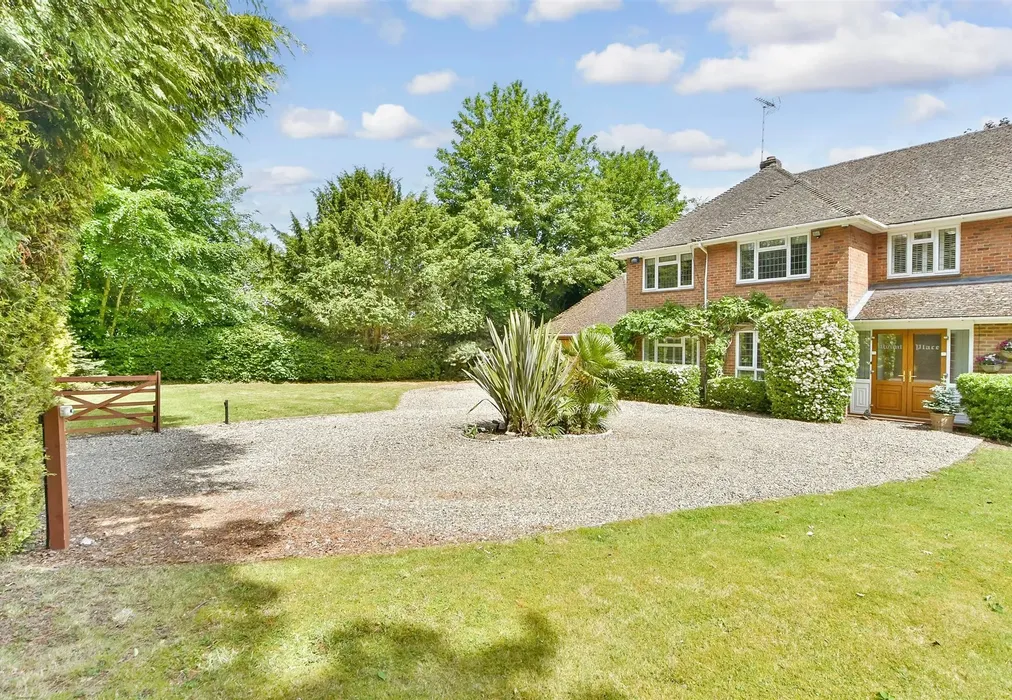 Driveway/Parking - Mount Lane, Hartlip, Sittingbourne, Kent - Wards of Kent