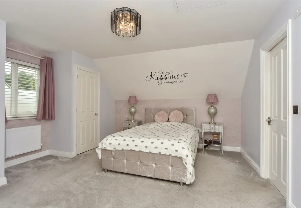 Bedroom 1 - Oaklands, Loose, Maidstone, Kent - Wards of Kent