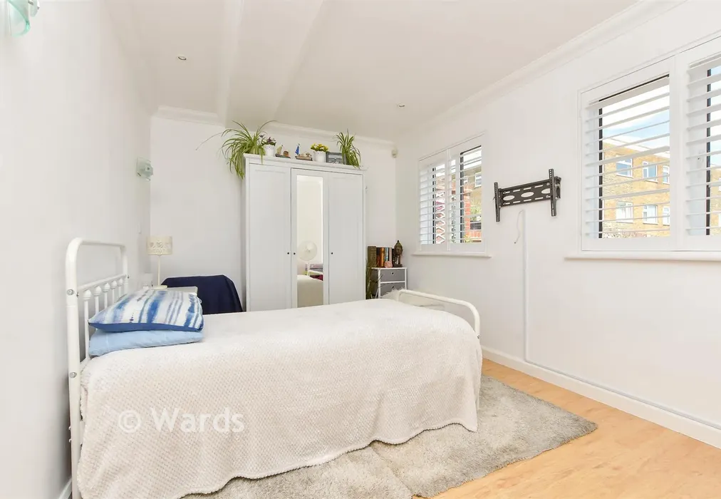 Bedroom 1 - Eastern Esplanade, Broadstairs, Kent - Wards of Kent