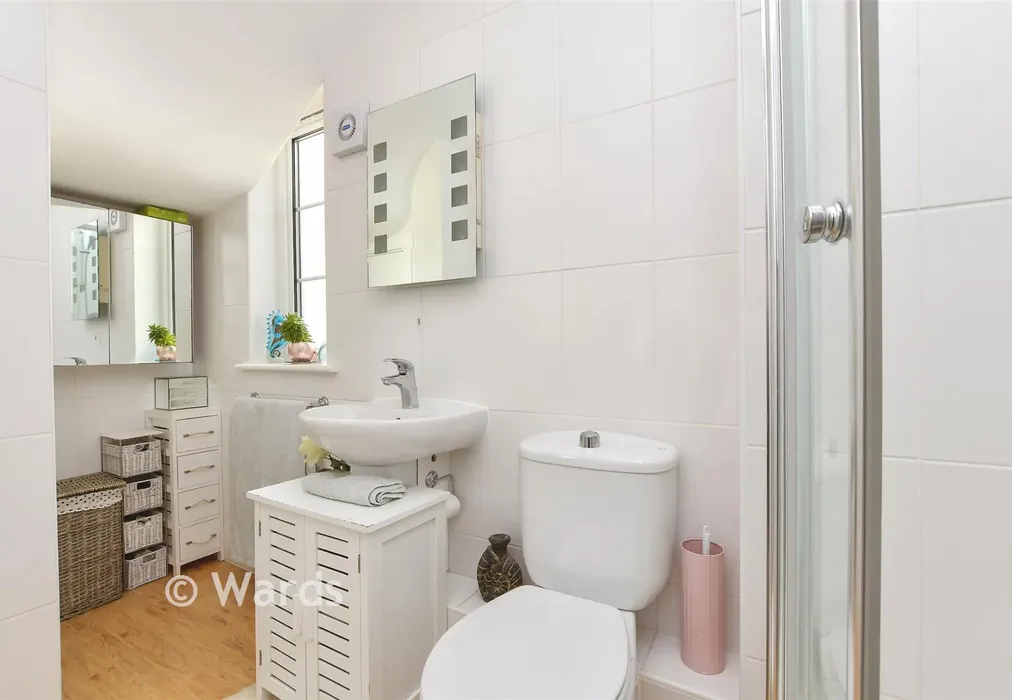 Bathroom - Eastern Esplanade, Broadstairs, Kent - Wards of Kent