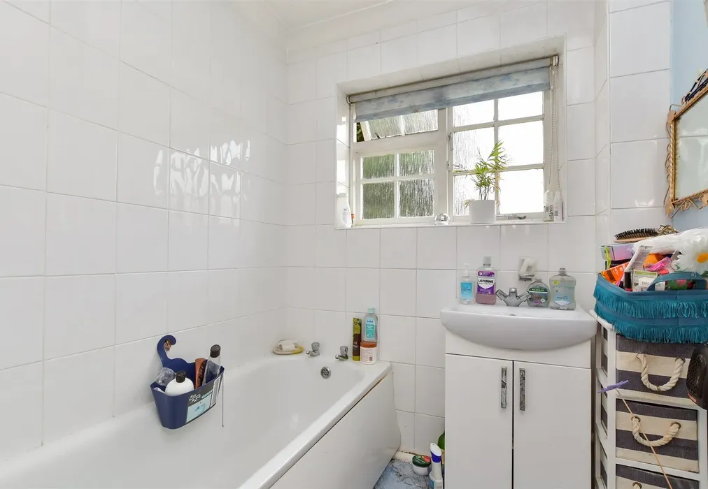 Bathroom - Broadwater Street West, Worthing, West Sussex - Wards of Kent