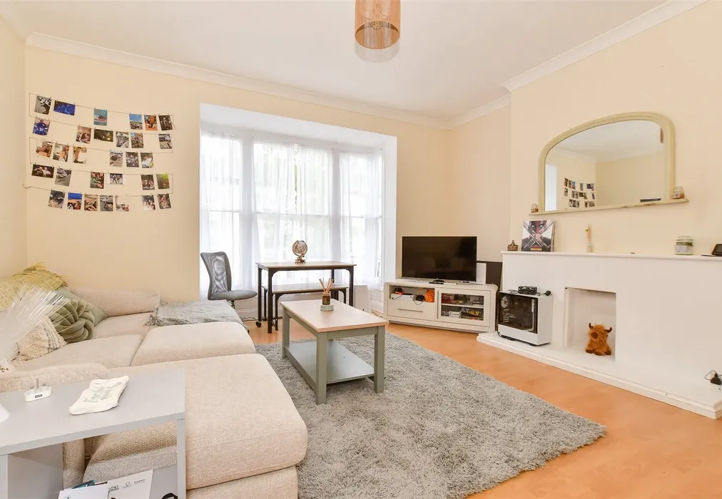 Lounge/ Dining Room* - Carisbrooke Road, Newport, Isle of Wight - Wards of Kent