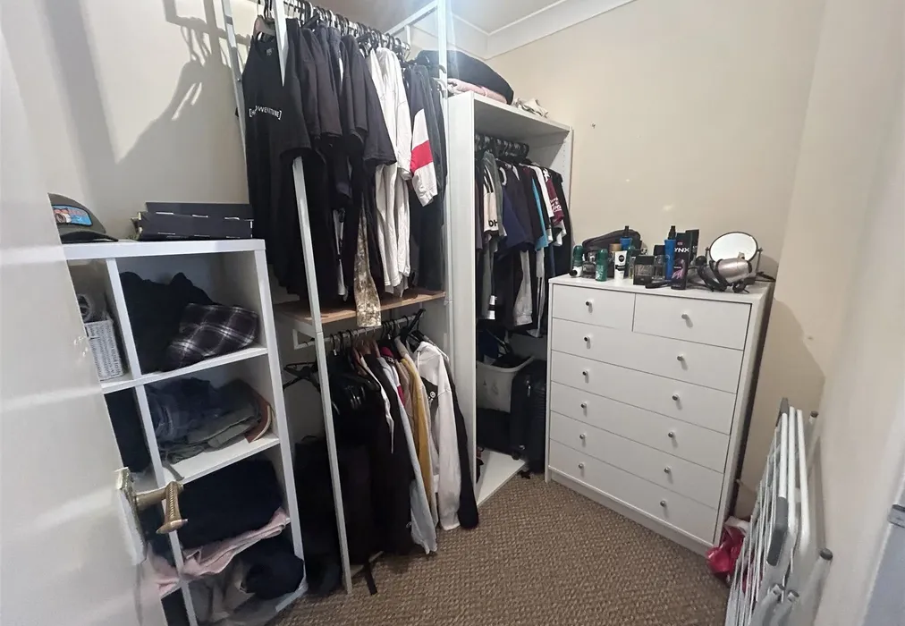 Dressing Room - Carisbrooke Road, Newport, Isle of Wight - Wards of Kent