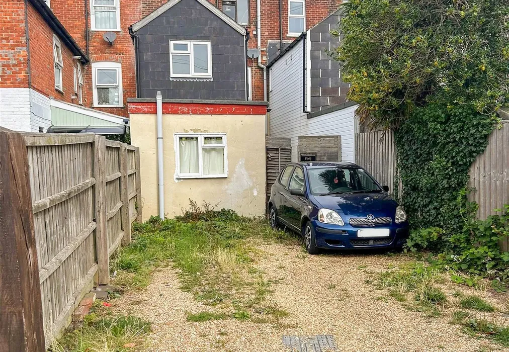Parking To The Rear - Carisbrooke Road, Newport, Isle of Wight - Wards of Kent