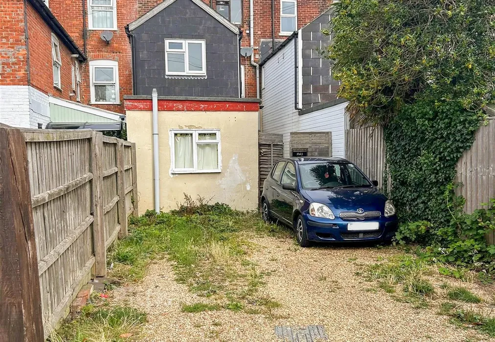 Parking To The Rear - Carisbrooke Road, Newport, Isle of Wight - Wards of Kent
