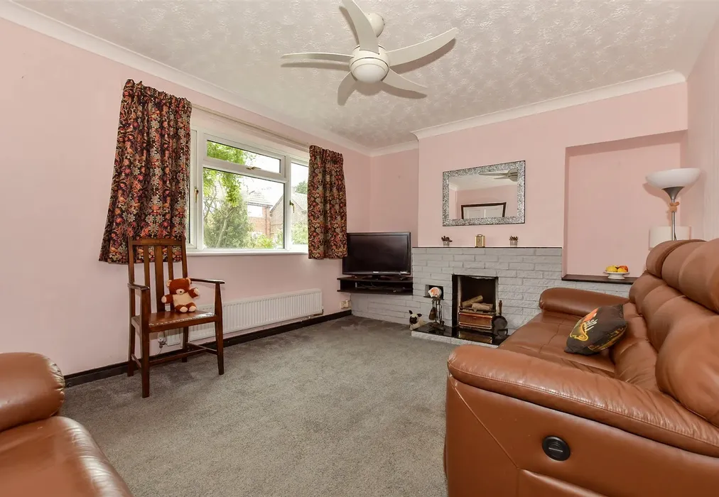 Lounge - Redsull Avenue, Deal, Kent - Wards of Kent