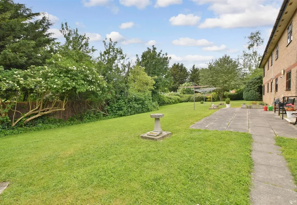 Communal Gardens - Abbs Cross Gardens, Hornchurch, Essex - Wards of Kent