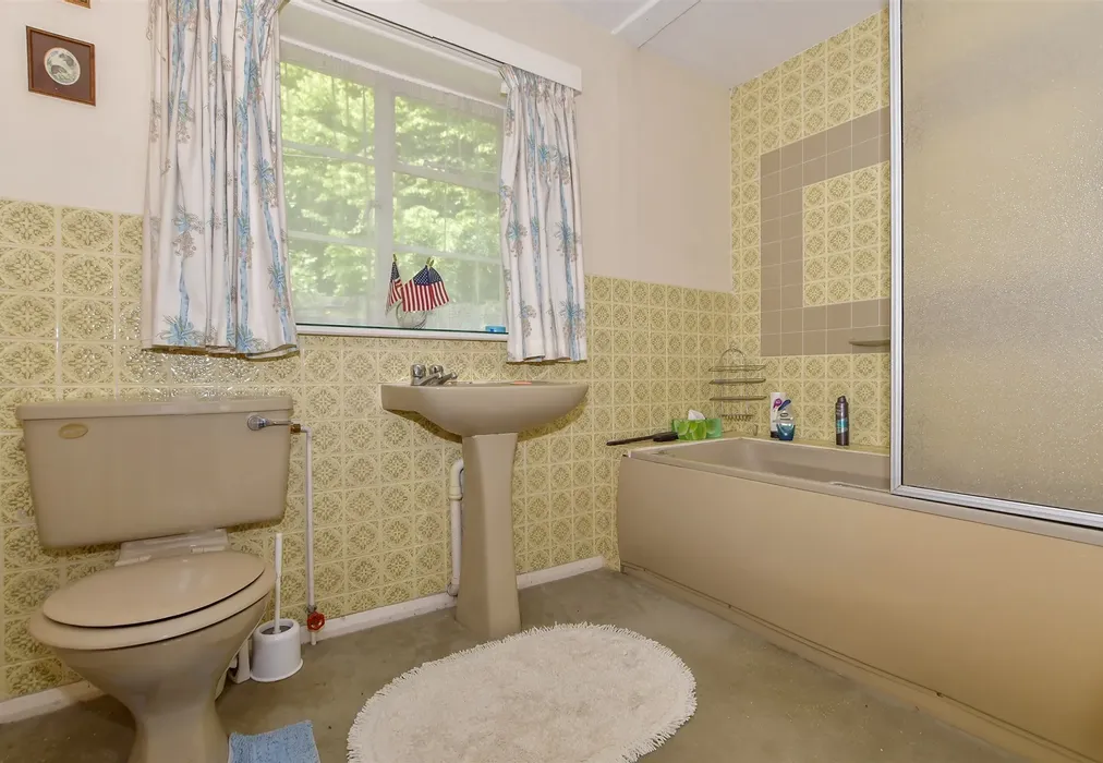 Bathroom - Chart Road, Sutton Valence, Maidstone, Kent - Wards of Kent