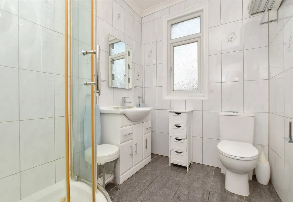 Bathroom - Winterbourne Road, Thornton Heath, Surrey - Wards of Kent