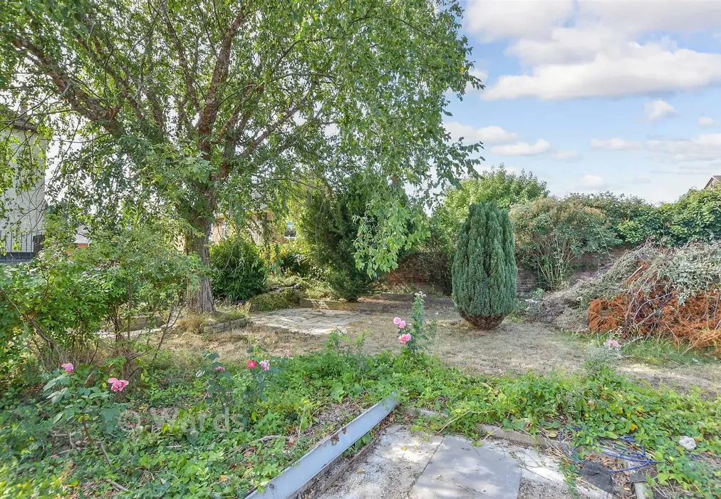 Communal Gardens - High Street, Hadlow, Tonbridge, Kent - Wards of Kent