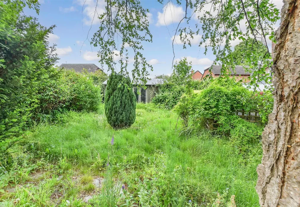 Communal Gardens - High Street, Hadlow, Tonbridge, Kent - Wards of Kent