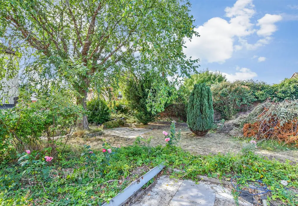 Communal Gardens - High Street, Hadlow, Tonbridge, Kent - Wards of Kent