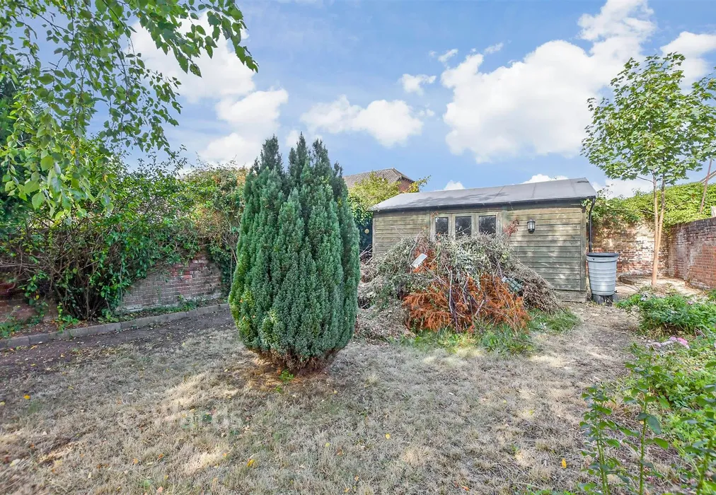 Communal Gardens - High Street, Hadlow, Tonbridge, Kent - Wards of Kent