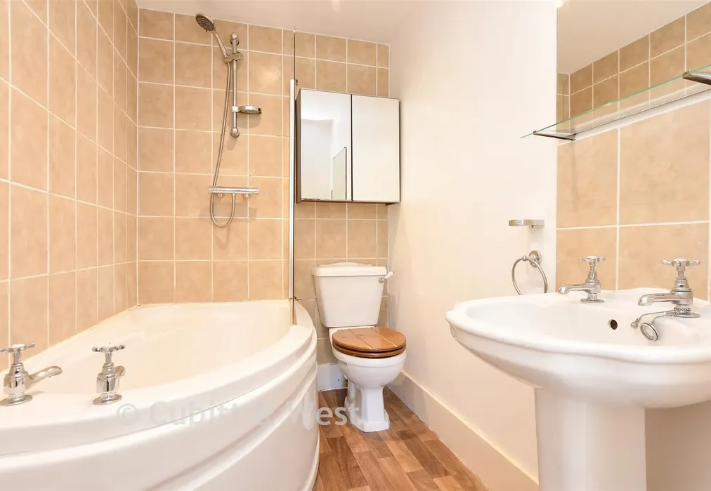 En-Suite Bathroom - Doods Road, Reigate, Surrey - Wards of Kent