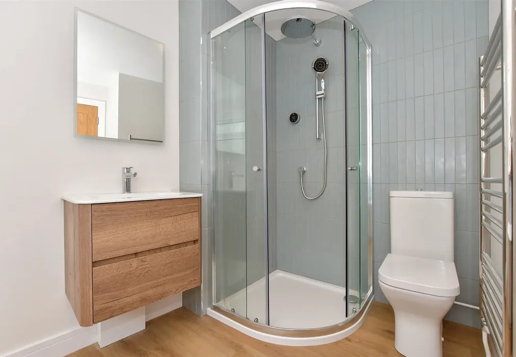 Bathroom - Dane Road, Margate, Kent - Wards of Kent