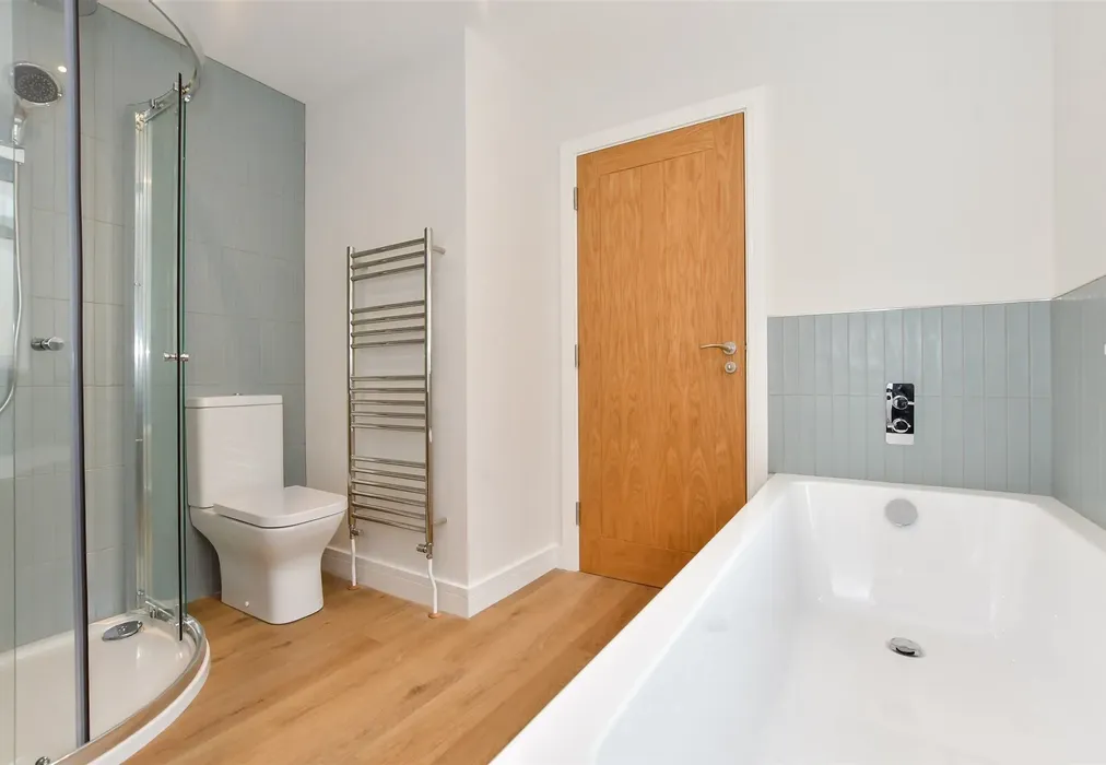 Bathroom - Dane Road, Margate, Kent - Wards of Kent