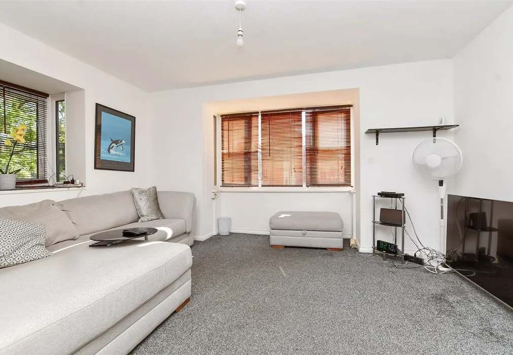 Lounge/Diner - Cliffe Walk, Sutton, Surrey - Wards of Kent