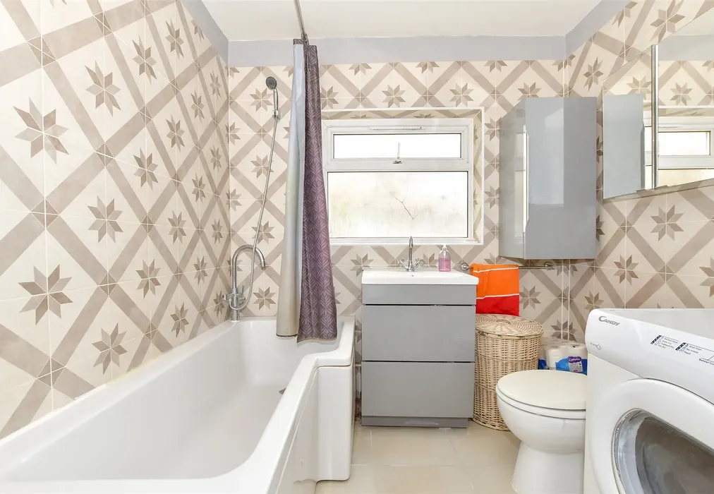 Bathroom - Agincourt Road, Portsmouth, Hampshire - Wards of Kent