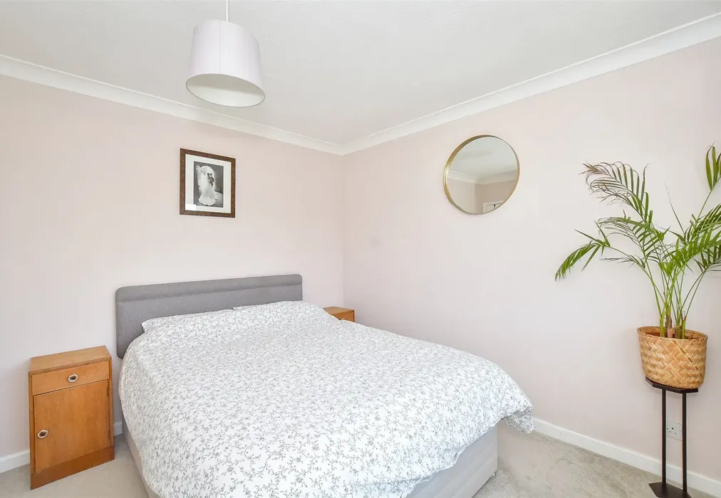 Bedroom 1 - Poplar Grove, Hayling Island, Hampshire - Wards of Kent