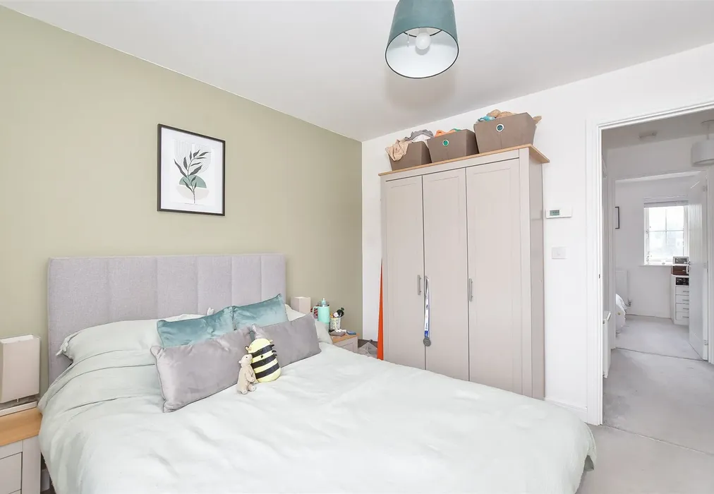 Bedroom 1 - Bittern Way, Chichester, West Sussex - Wards of Kent