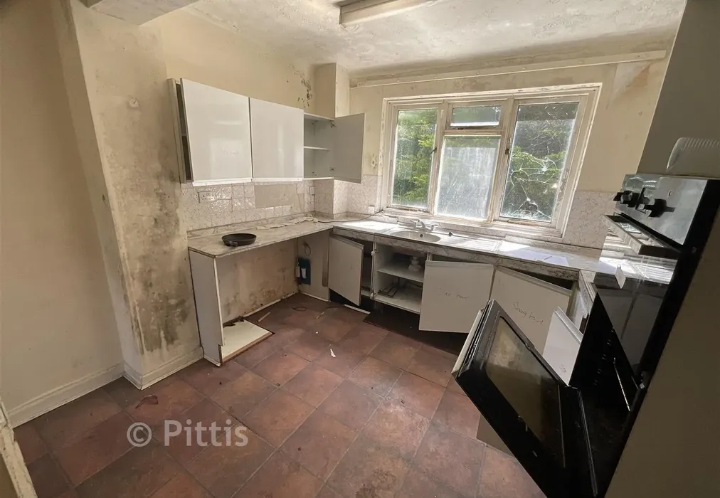Kitchen - Fairlee Road, Newport, Isle of Wight - Wards of Kent
