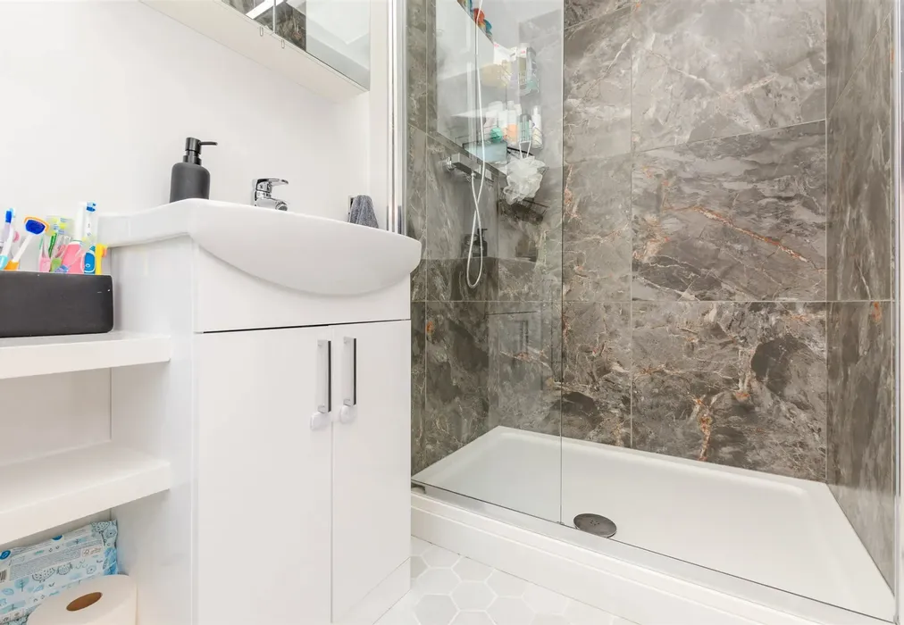 Shower Room - Chatsworth Road, Dartford, Kent - Wards of Kent