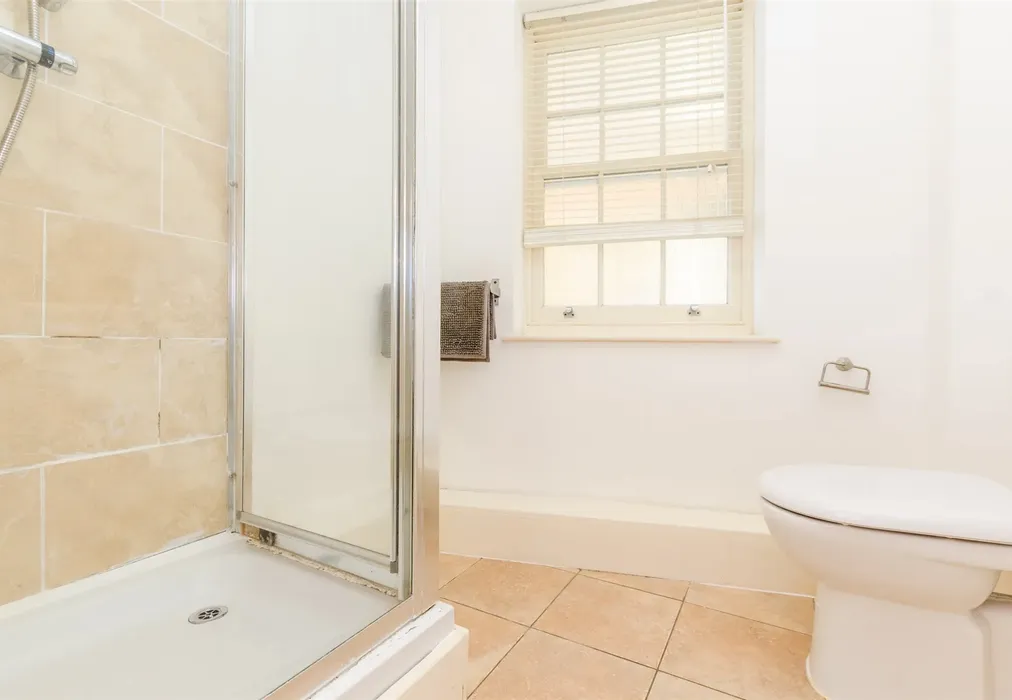 Shower Room - New Road, Rochester, Kent - Wards of Kent