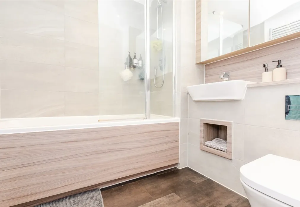 Bathroom - Glenway road, Rochester, Kent - Wards of Kent