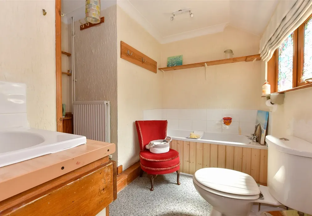 Bathroom - Carisbrooke Road, Newport, Isle of Wight - Wards of Kent