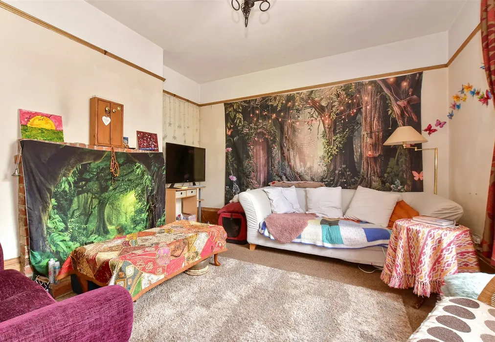 Lounge - Carisbrooke Road, Newport, Isle of Wight - Wards of Kent