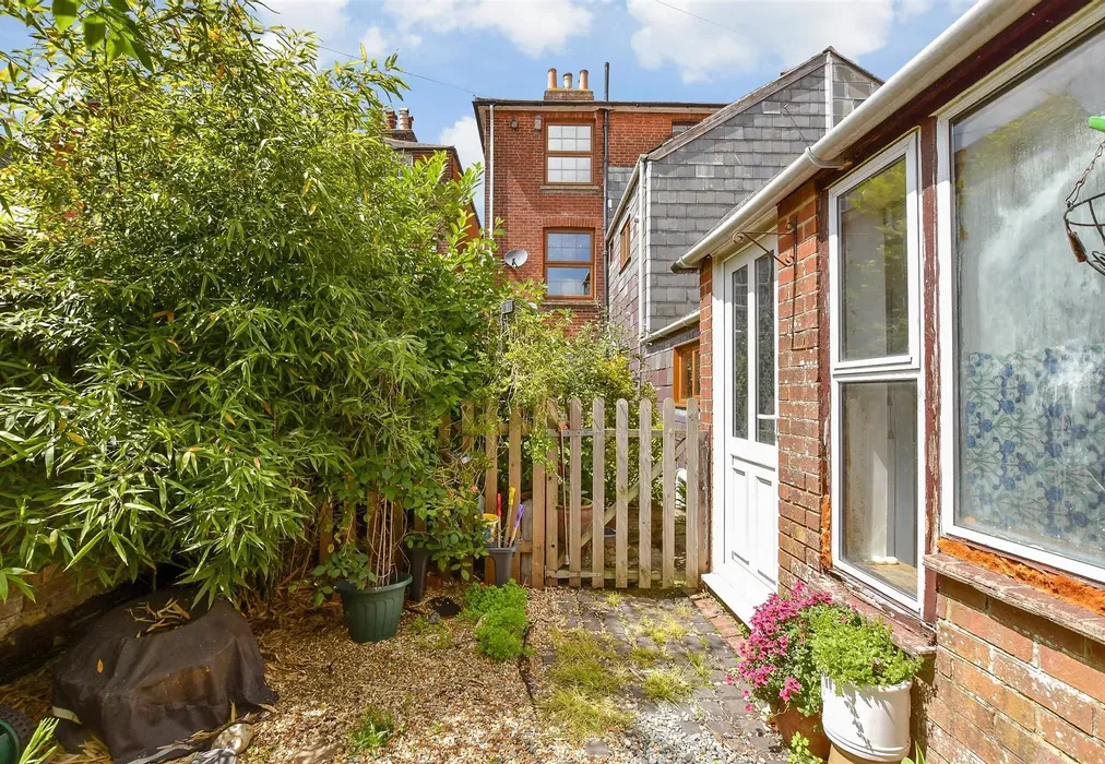 Rear Garden - Carisbrooke Road, Newport, Isle of Wight - Wards of Kent