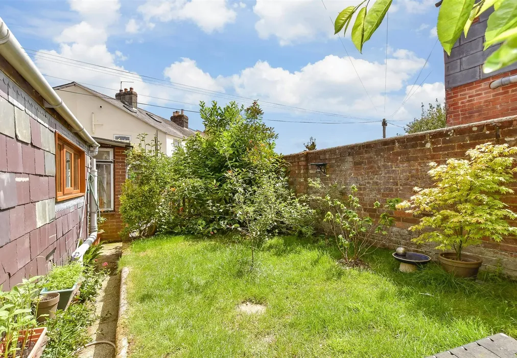 Rear Garden - Carisbrooke Road, Newport, Isle of Wight - Wards of Kent