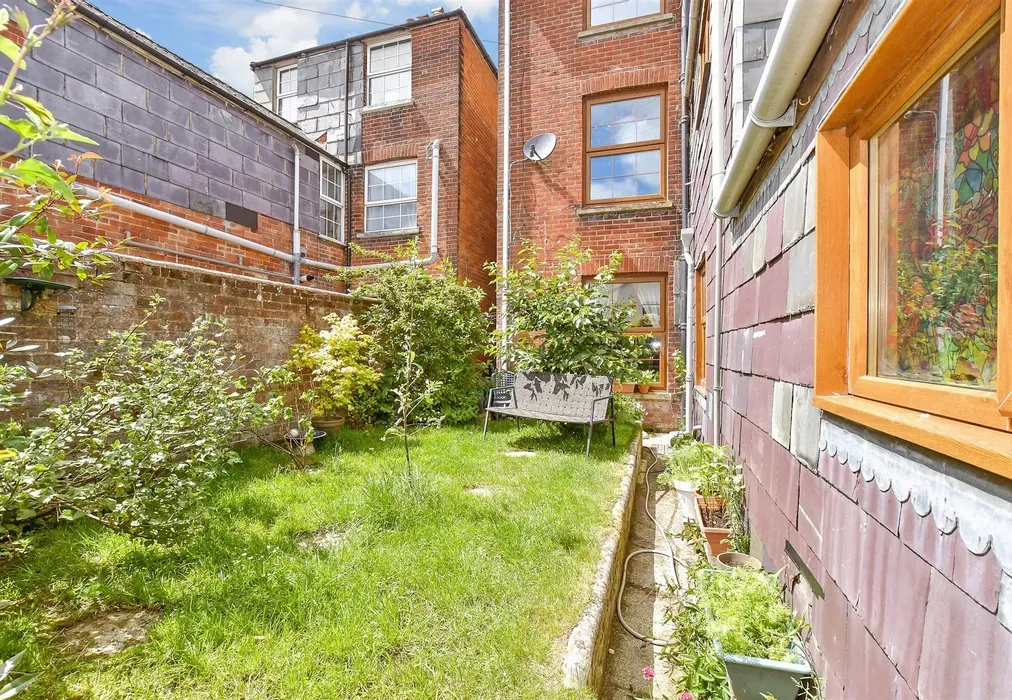 Rear Garden - Carisbrooke Road, Newport, Isle of Wight - Wards of Kent
