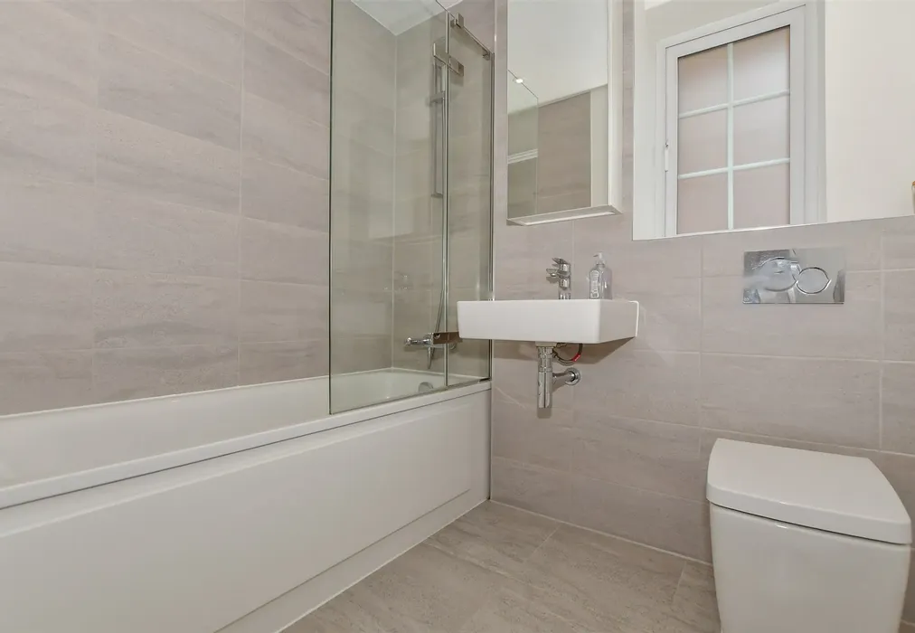Bathroom - Amisse Drive, Snodland, Kent - Wards of Kent