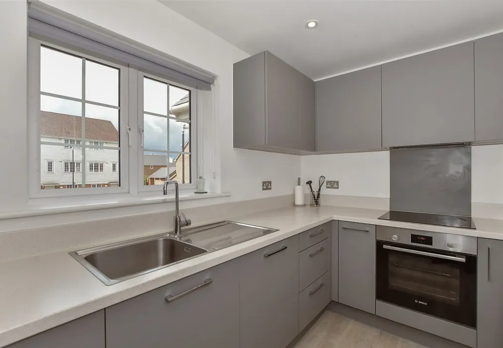 Kitchen - Amisse Drive, Snodland, Kent - Wards of Kent