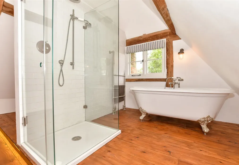 En-Suite Bathroom - Woods Green, Wadhurst, East Sussex - Wards of Kent