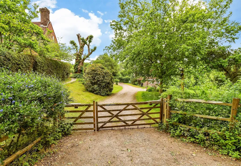 Driveway/Parking - Woods Green, Wadhurst, East Sussex - Wards of Kent