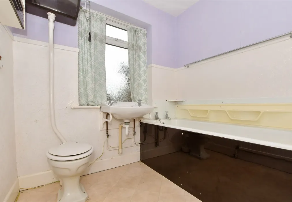Bathroom - Appledore Road, Tenterden, Kent - Wards of Kent