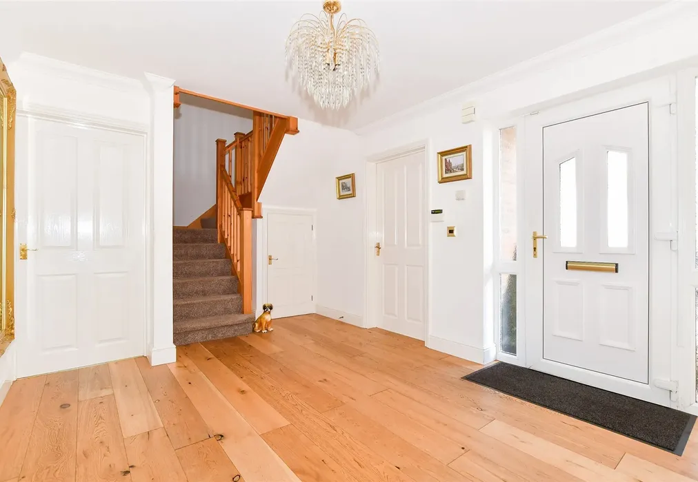 Entrance Hall - Ashford Road, Harrietsham, Maidstone, Kent - Wards of Kent